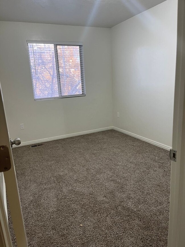 Foto del edificio - 3 Bed 2.5 Bath in Vernal!!