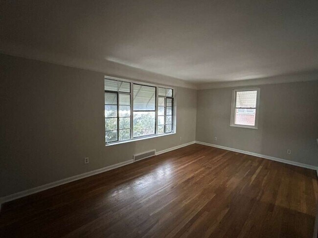 Building Photo - 19181 Lakeshore Blvd