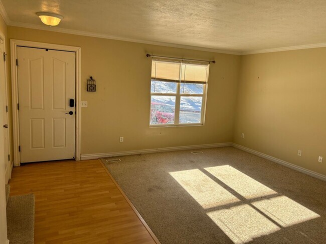 Building Photo - Great 2 Bed 2.5 Bath Draper Bench Condo