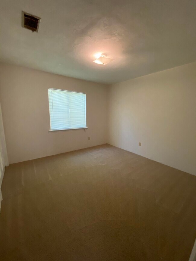 Foto del edificio - 2220 Claremont Ln