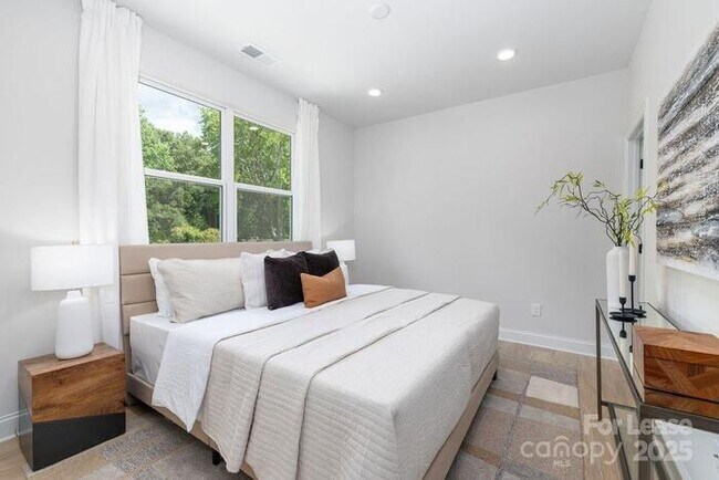 Foto del edificio - Brand New 3BR 3BA Home w/ Fenced Backyard • Quartz Island Kitchen in Charlotte