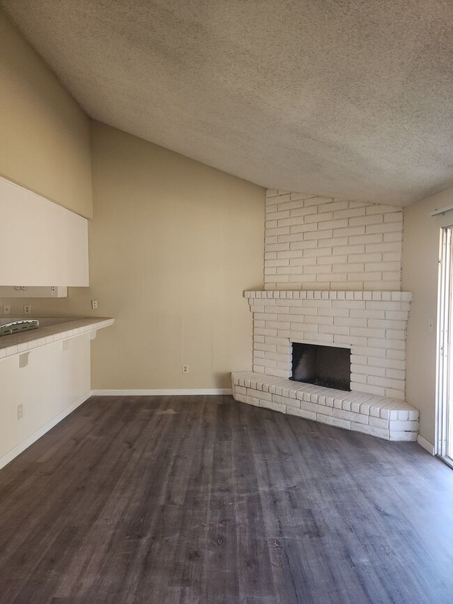 Building Photo - 3 Bedroom 2 Bathroom with Garage and Washe...