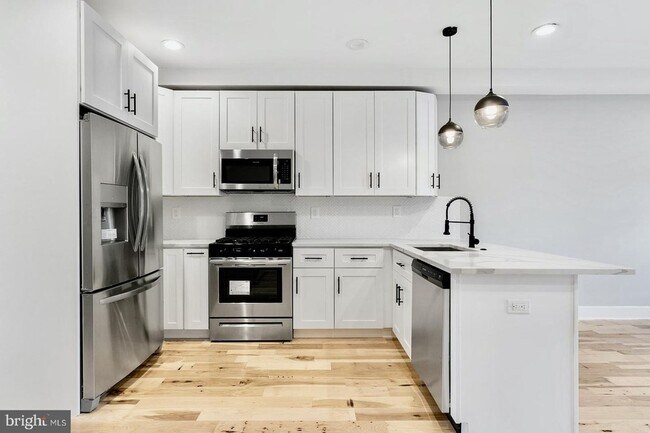 Building Photo - Spacious 3BR Owner Occupied Duplex in Phil...