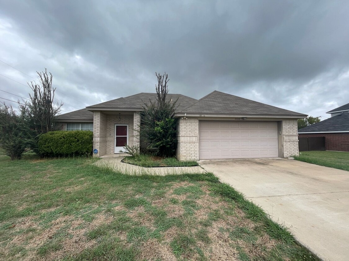 Foto principal - 2010 Shadow Ridge Rd