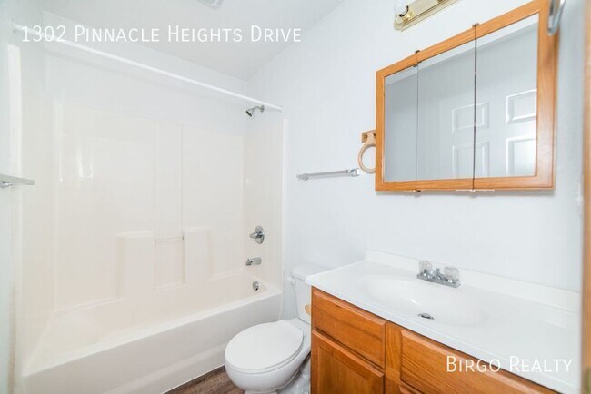 Building Photo - Must see! Great location!
