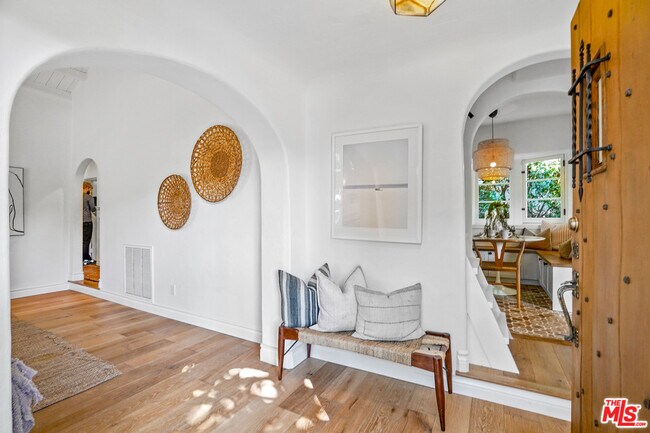 Entryway - 10431 Whipple St