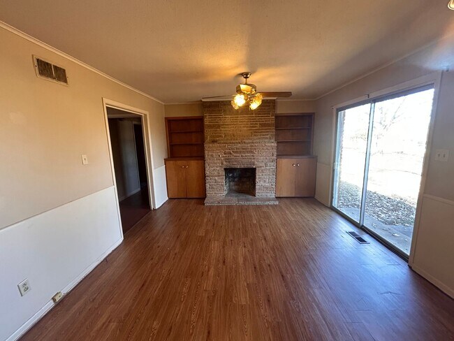 Foto del edificio - $1070 JANUARY MOVE IN SPECIAL - 3 Bed 1.5 ...