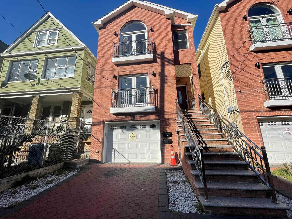 Foto principal - 60 Bostwick Ave