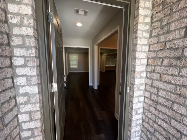 Building Photo - 3 bedroom 2 bathroom home in The Village a...