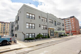 Building Photo - 302 E Broadway