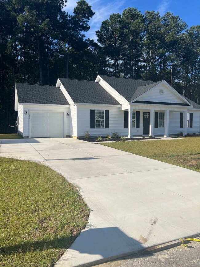 Building Photo - ? Your New Home Awaits — Just in Time for ...