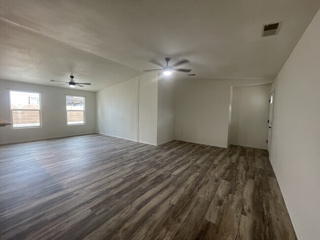 Foto del edificio - 3205 23rd Ave SE