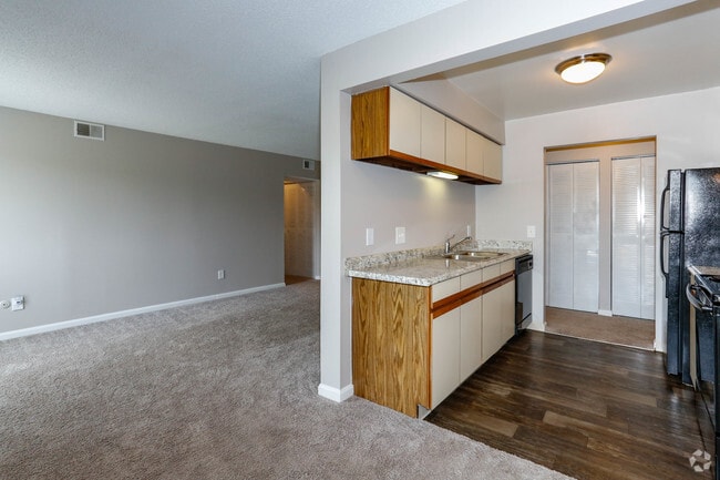 2BR, 1BA - 956 SF - Hickory - Chimneys of Oak Creek Apartments