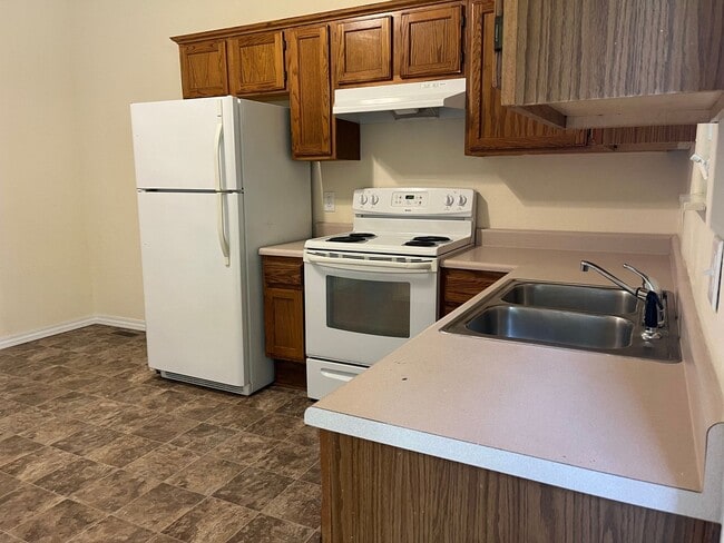Building Photo - Cozy two bedroom ready now!