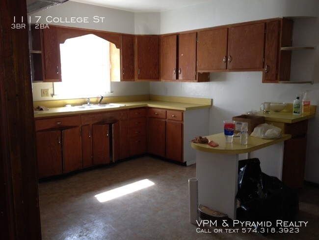 Building Photo - 1117 College St