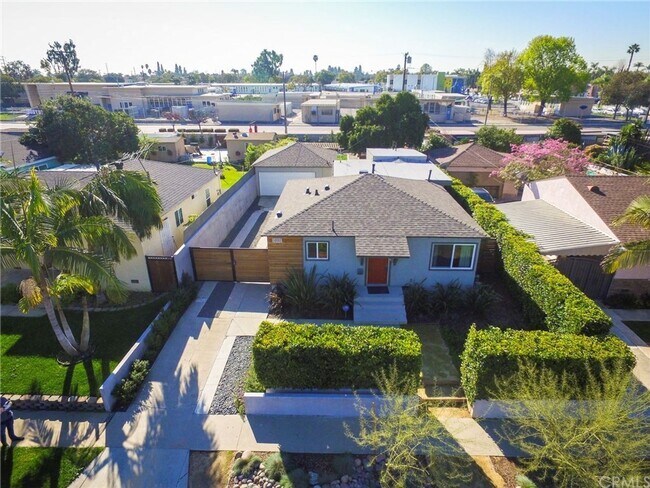 Building Photo - GORGEOUS 3 BED 2 BATH HOME IN BIXBY KNOLLS...  LARGE YARD, AND CHILLY A/C