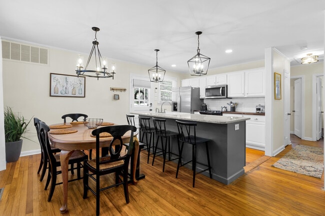 Building Photo - 604 9th St