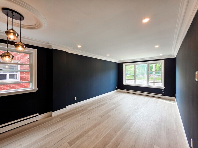 Building Photo - Beautifully Updated Main Floor Apartment (...