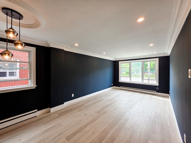 Photo du bâtiment - Beautifully Updated Main Floor Apartment (...