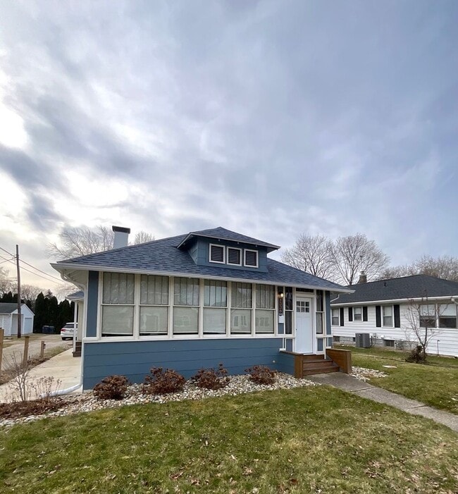 Building Photo - 1336 Wolcott Ave