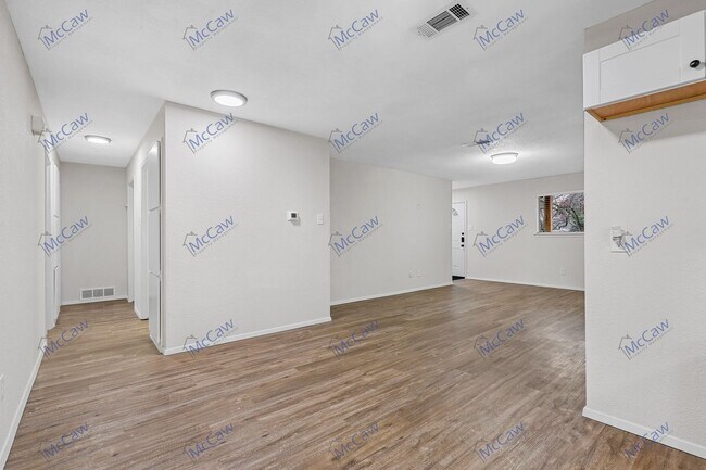 Building Photo - Fully Renovated 4-2 in Arlington!