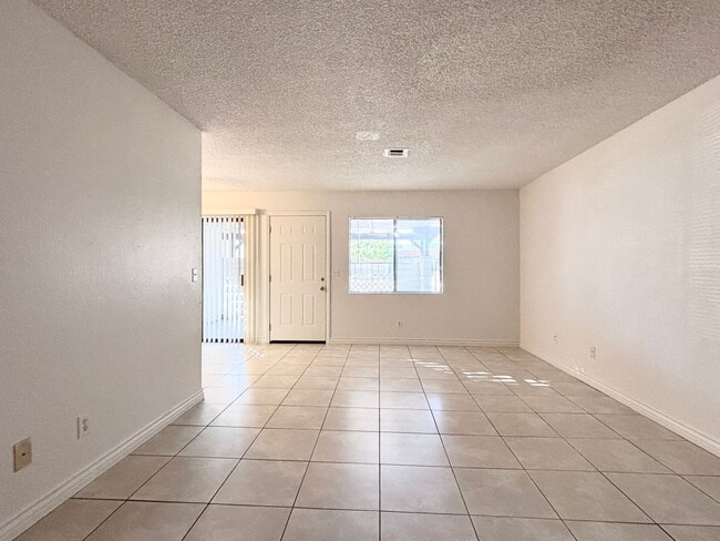 Building Photo - Spacious and beautifully maintained 2-bedroom, 2-bath townhouse located in a well-established, la...