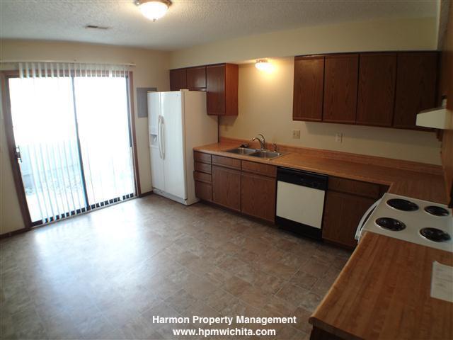 Building Photo - 2 bedroom 1 bathroom duplex located near C...