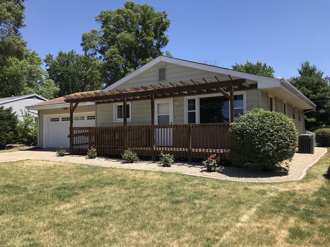 Primary Photo - 810 S Cottage Ave