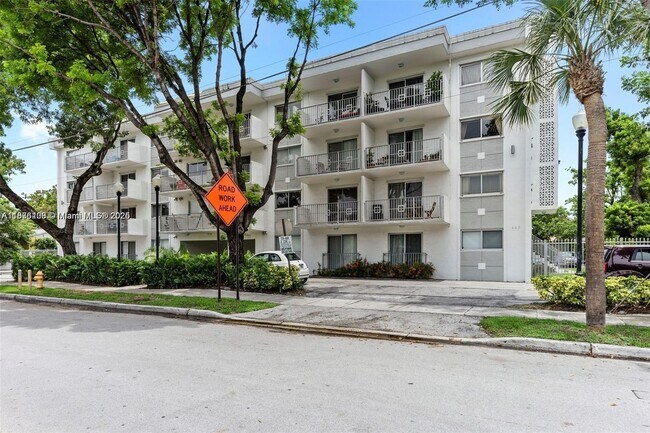 Foto del edificio - 445 SW 11th St