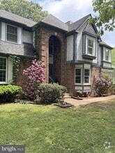 Building Photo - 3059 Southampton Dr
