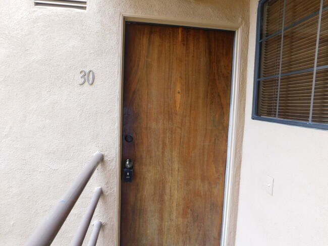 Foto del edificio - Upstairs 2 bedroom + Loft, 2 bathroom Cond...