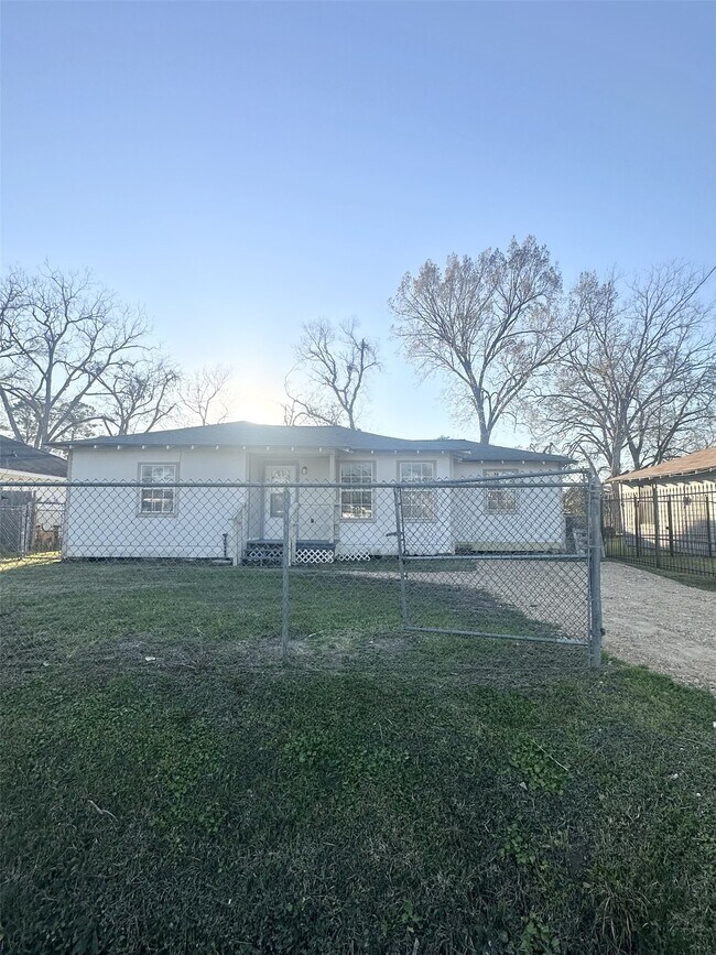 Building Photo - 6713 Greenhurst St
