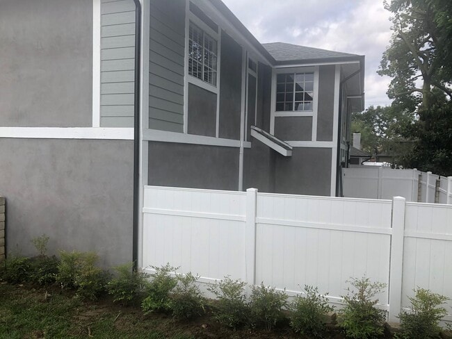 Building Photo - 1313 Los Robles Ave