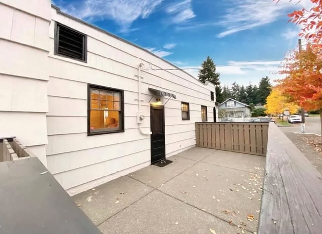 Building Photo - Enjoy this classic home in the Carter Park...