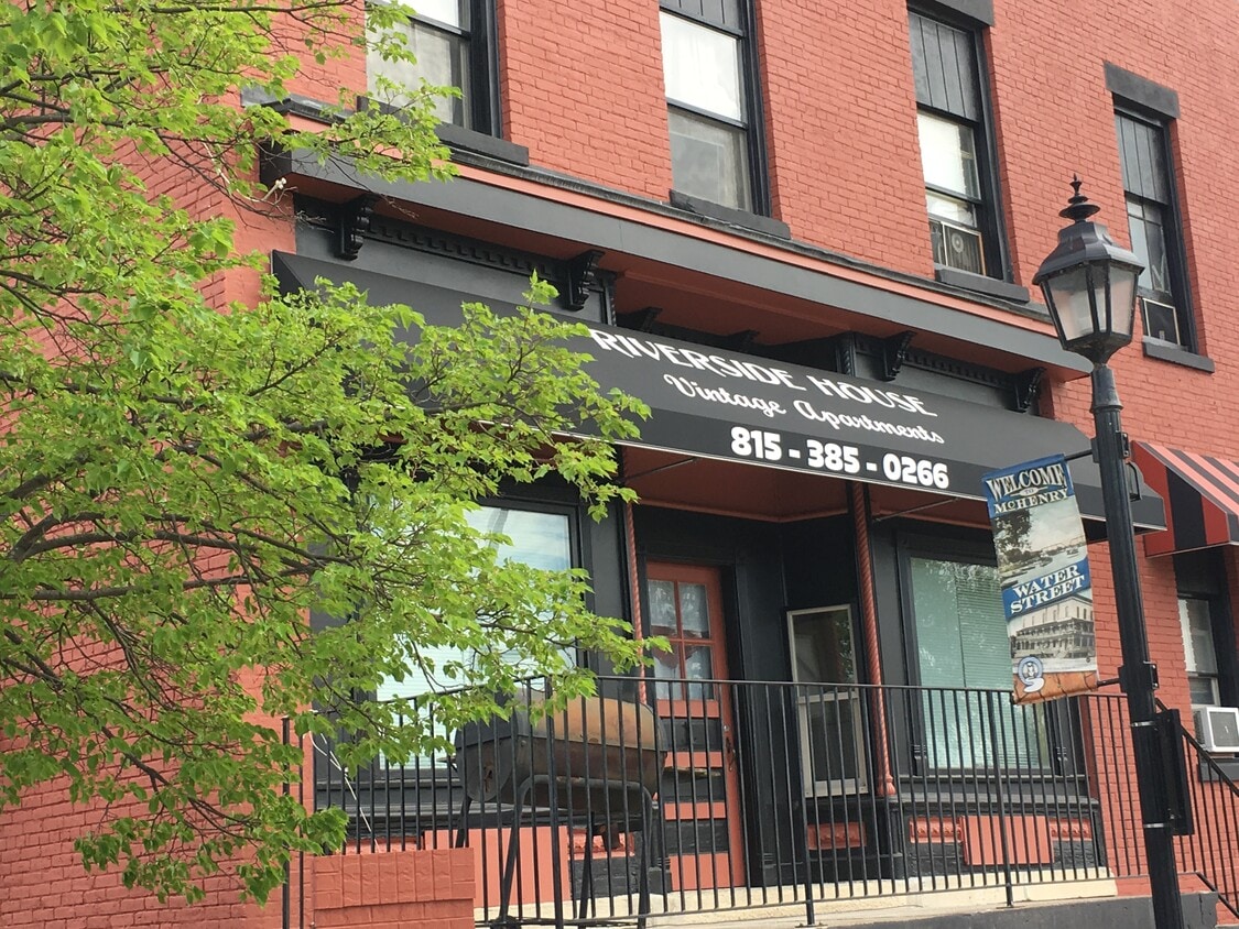 Riverside House Apartments McHenry, IL