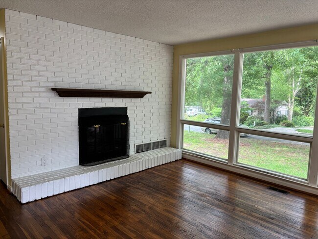 Building Photo - Beautiful Home with Great location