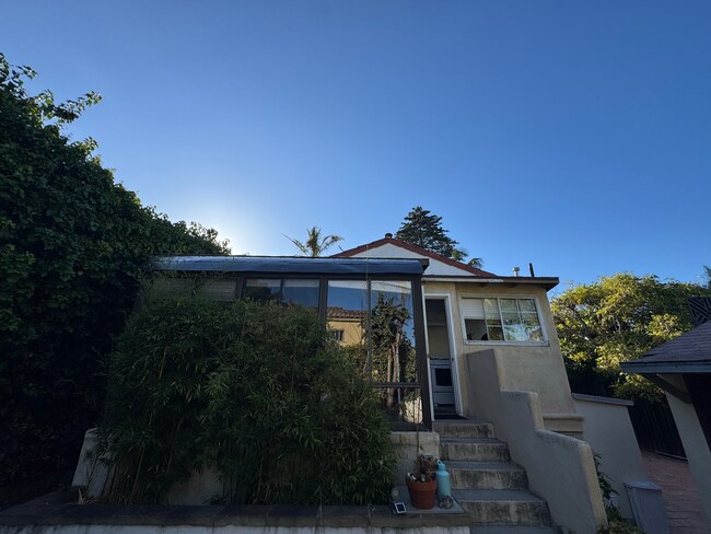 Foto del edificio - Charming Westside ADU with Private Backyard