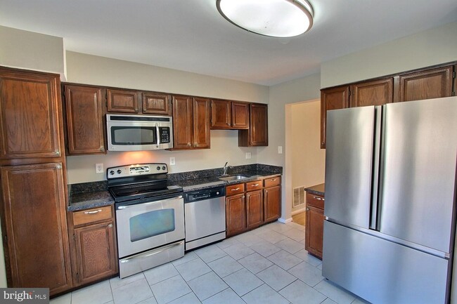 Building Photo - 2805 Mozart Dr