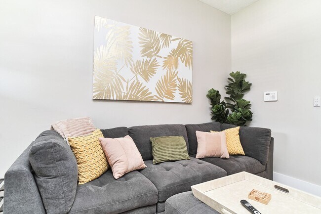 Foto del edificio - Fully Furnished 2BD Duplex in the Heart of...