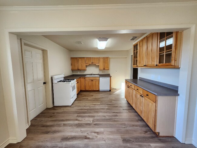 Building Photo - 1602 Ravenwood Dr