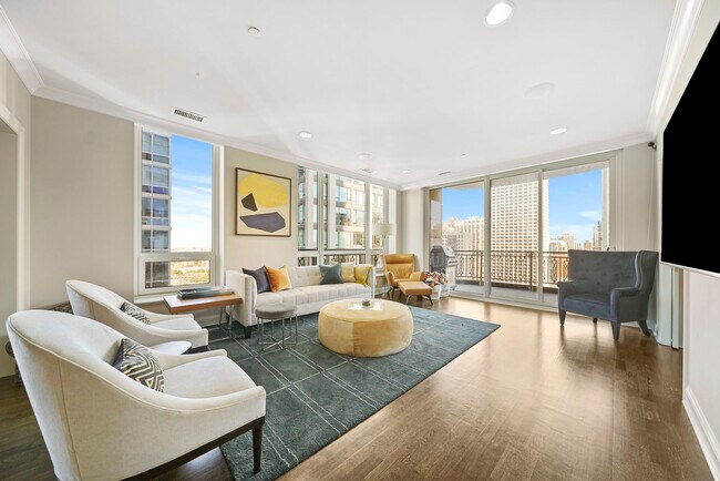 Building Photo - 10 E Delaware Pl