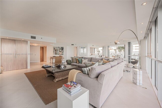 Building Photo - 16485 Collins Ave