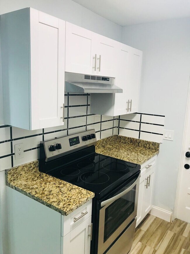 Building Photo - Nicely finished 3/1-  move in by 10/1 and ...