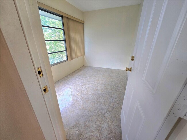 Foto del edificio - 3531 NW 50th Ave