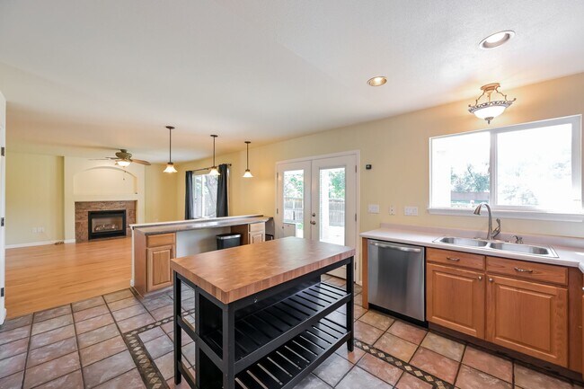 Foto del edificio - Spacious 4 Bed/ 3.5 Bath Home with Finishe...