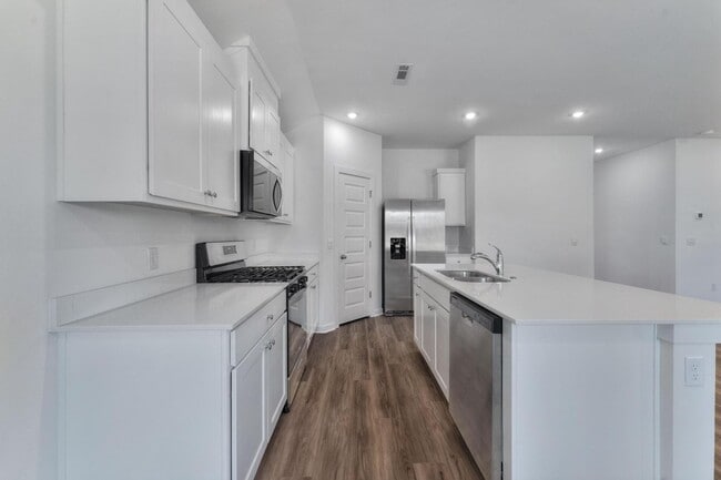 Building Photo - Spacious 3 Bed, 2 Bath Home with Open Layo...