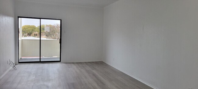 Foto del edificio - 2530 E 7th St