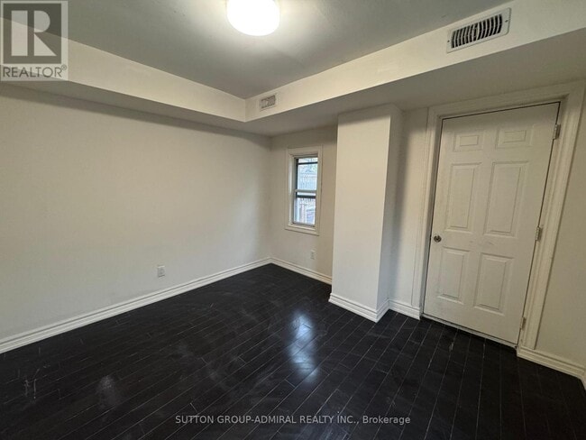 Building Photo - 180 Carlton St.