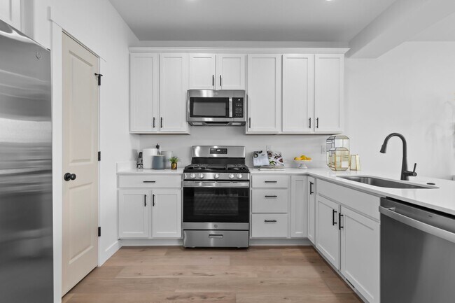 Building Photo - 2 MONTHS FREE- New 3-bed2.5-bath Ivory Townhome Available!