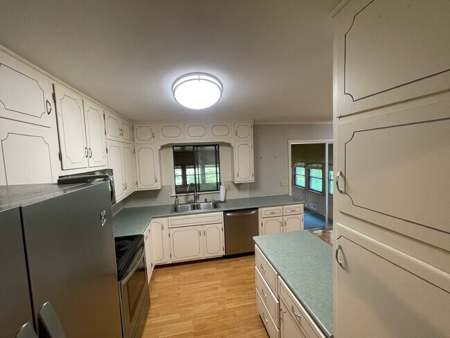Foto del edificio - 536 Edgecrest Cir